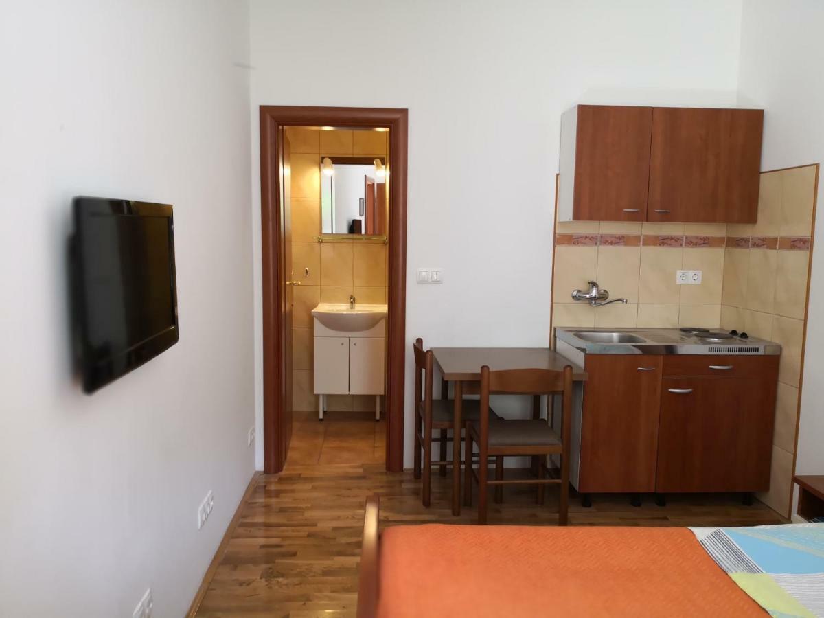 Apartments Jaksic Postira Extérieur photo