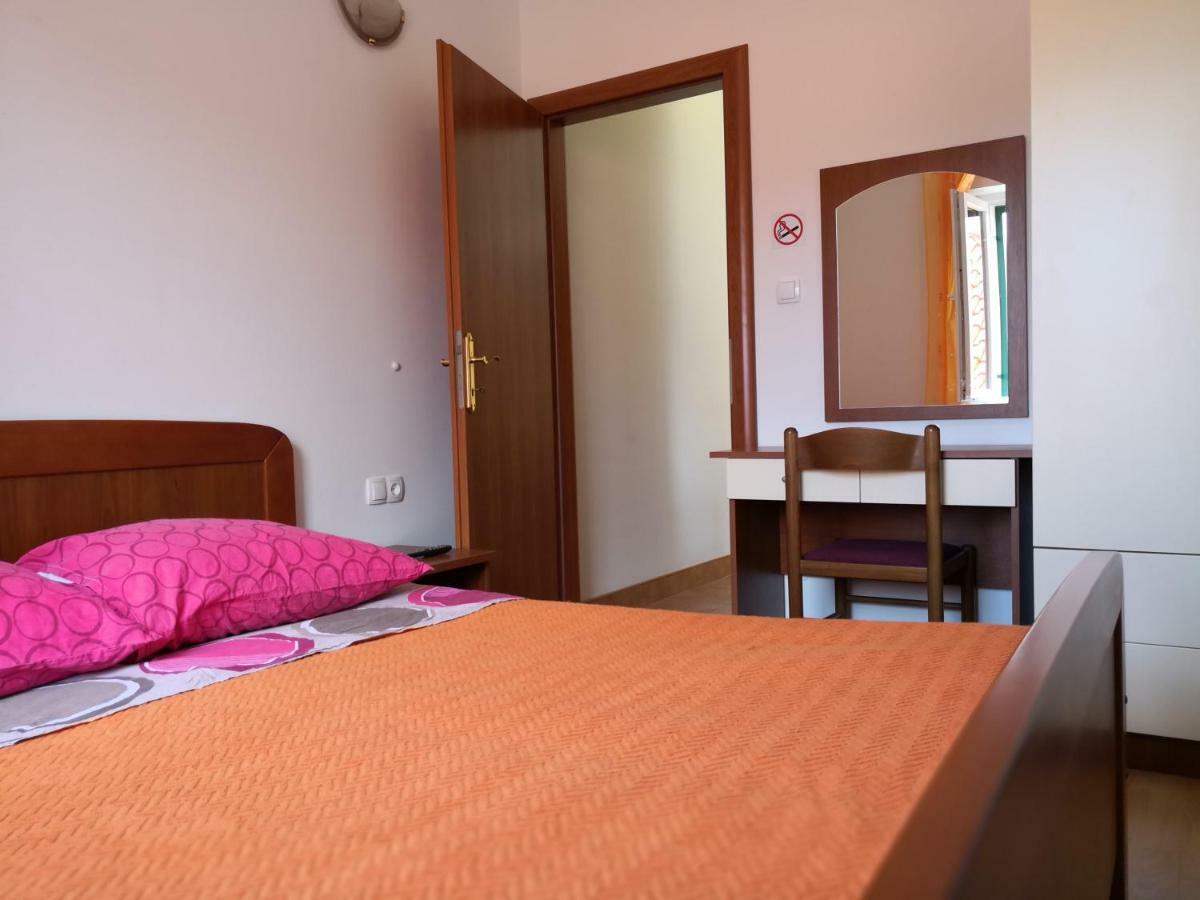 Apartments Jaksic Postira Extérieur photo